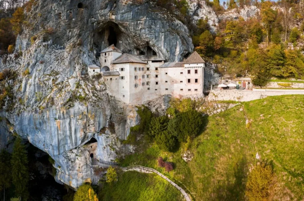 castillo de predjama, cueva de postojna